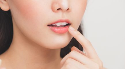 Cara Mencerahkan Bibir Hitam Secara Cepat dan Alami | The Clinic Beautylosophy